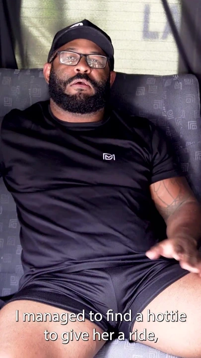 Büyük klitoris kaslı orta yaşlı seksi kadın yumrukla sikişiyor