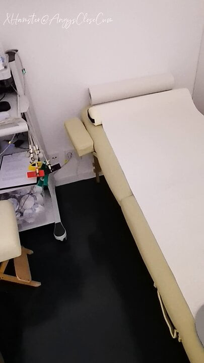 Doktorun odasında halka açık mastürbasyon... çok azgınım