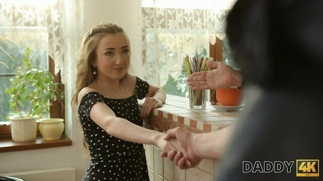 baba4k. baba kızını tatmin ederken ahbap oyun oynuyor