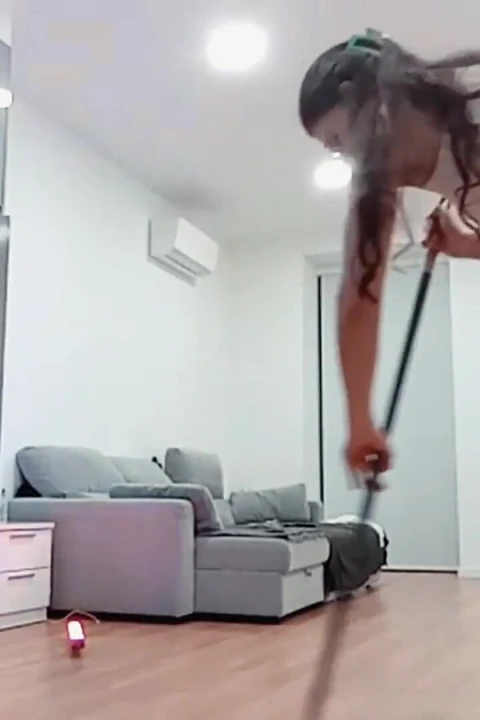 Tahıl sporu sırasında ve mopping sırasında tayt şortumda işiyorum