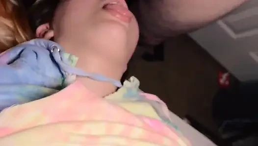 Ev hanımı baş aşağı yarakla öğürüyor, yatağın kenarında emiyor ve diline ateşli boşalma!