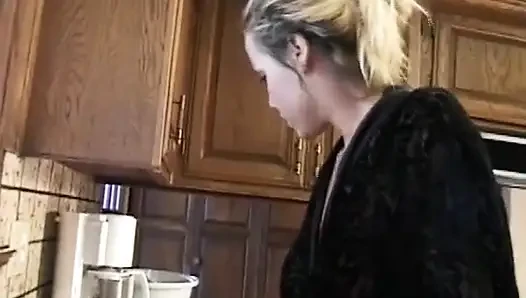 Sarışın hatun mutfakta yumruklanıyor ve sert sikiliyor