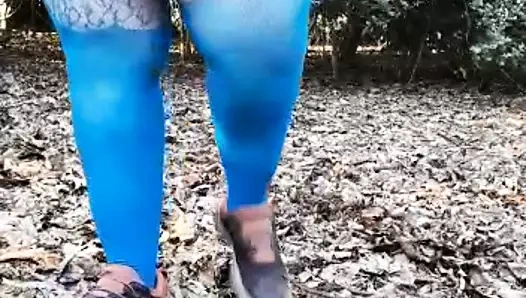 thelady yanıp söner ve ormanda işiyor