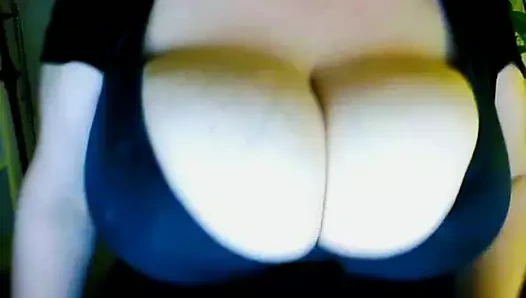 Büyük göğüsler elbisesinden fırlıyor