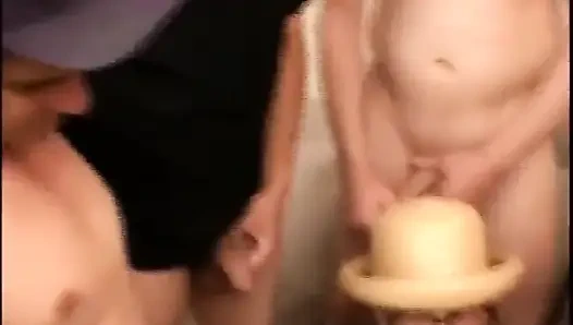 Yaşlı ve genç büyük grup seks partisi orta yaşlı seksi kadın sikişiyor (tam orijinal film.)