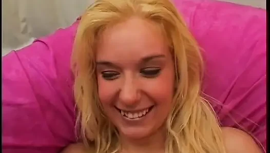 Sarışın onun için oyuncaklarla oynuyor ve sadece onun için