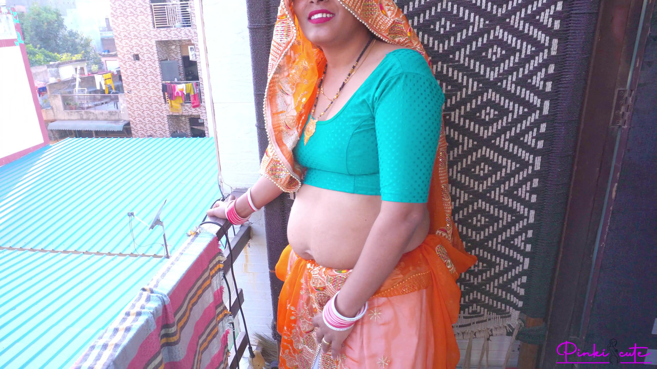 Bhaiya ji, bina Condom ke Ghusa de! Desi Village Randi ravinadesi Deal with new Client for Fucking her Tight Pussy at Hotel.