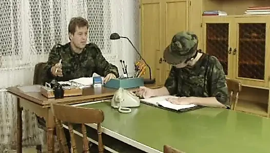Fransız solider sikiliyor ve dölle kaplanıyor