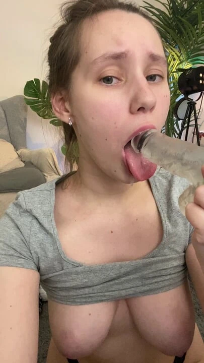 Azgın üniversiteli genç kız iyi bir fiyat almak ve seksi öğretmenini baştan çıkarmak istiyor