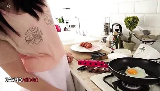 Seksi Asyalı hizmetçi Reo Saionji amatör sert porno videosunda dik göğüslerini gösteriyor