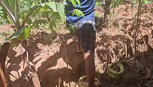 Sürtük üvey anne açık havada ve büyük doğal göğüsler