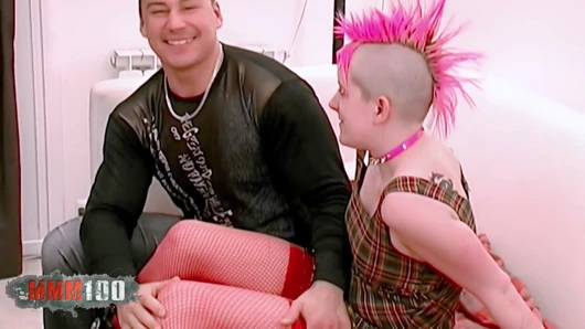Karen: pembe saçlı serseri Karen Atila'nın büyük yarağını derinden alıyor: anal, amcık sikişi ve oral seks çılgınlığı