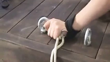 Ölçülü bebek gets ona kedi çırpılmış ve ona yüz becerdin