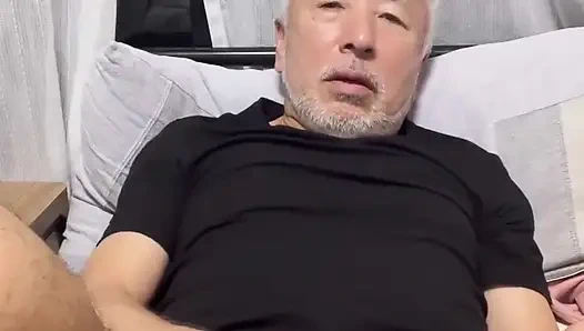 Büyük yarağıma mastürbasyon yapıyor