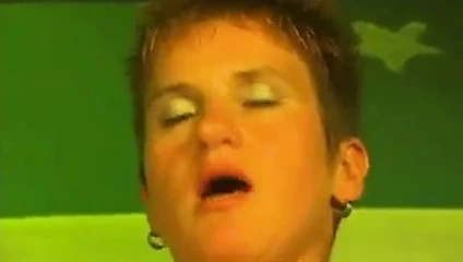 Sıcak Alman milf jumps sert