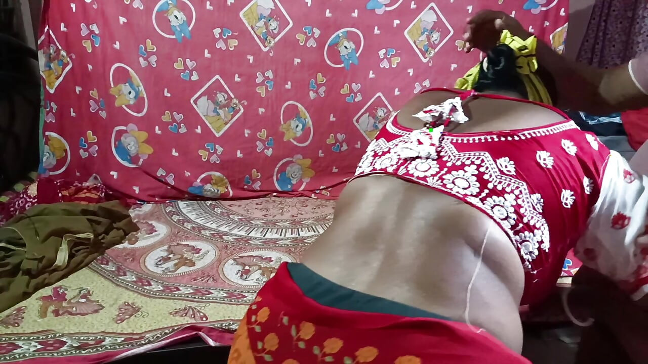 Kayınvalidesi, kızı 7 gün boyunca ilişki için uygun olmadığı için kayınvalidesi tarafından sikiliyor.
