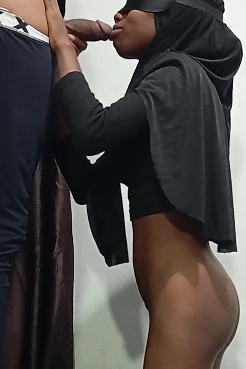 Seksten önce zenci genç kızın anal seksini parmaklıyor