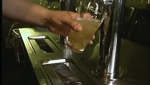 Genç klasik sürtük büyük bir yarakla sikiliyor ve ağzına boşalıyor