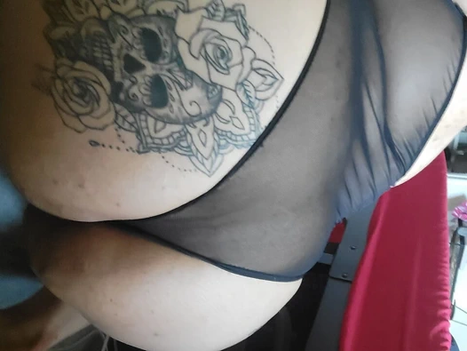 Kadın kılıklı babasına biniyor