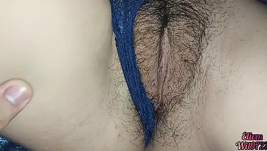 Üvey kız kardeşimin iç çamaşırlı amına bakıyorum