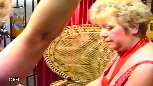 Hollandalı boyun eğme kadın 2 sahne