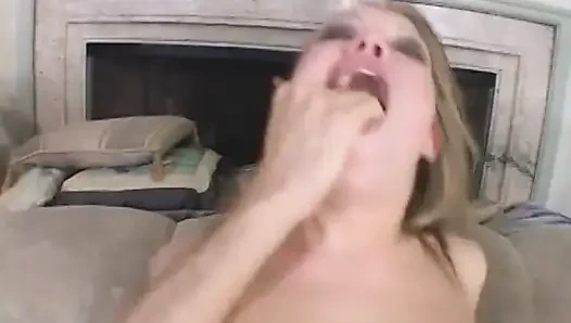 Seksi sarışın bebek amcık sikişiyor