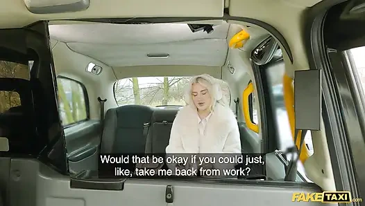 Блондинка официантка с голубыми глазами может трахаться весь день - Fake Taxi