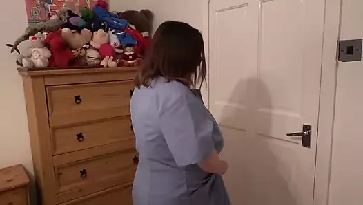 Hemşire üniformalı orta yaşlı seksi kadın göğüsleriyle oynuyor