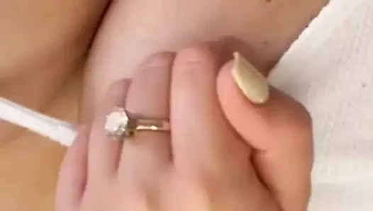 göğüslerimle biraz oynamak istiyorum