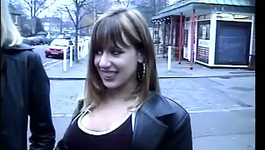 Yarak edepsiz yeni yetişkin şovu için Olivia White'ı bulduğu İngiltere'de tur yapıyor