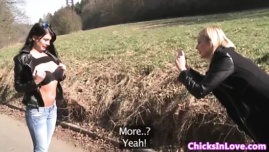 Busty euro les rubbing gfs clit with vibrator