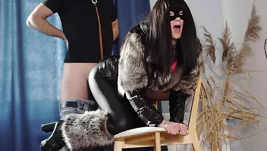 Seksi kedi seks kölesi ile oynuyor. kürklü femdom. tüylü sikiş. kürklü metresi becerdin var