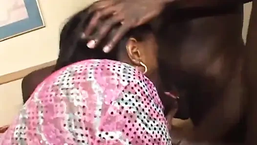 Büyük şişman zenci kız büyük götten çifte sikişiyor