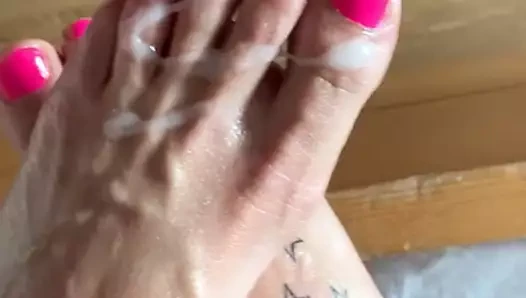 amatör ev yapımı footjob ile güzel seksi pembe ayak tırnakları