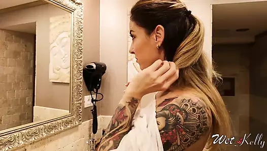 Deri pantolonlu büyük memeli sarışın orta yaşlı seksi kadın götten sikiliyor ve dölleniyor