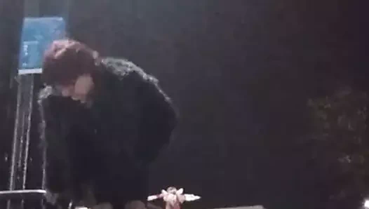 Deri ve kürklü sokak tartı giydirme