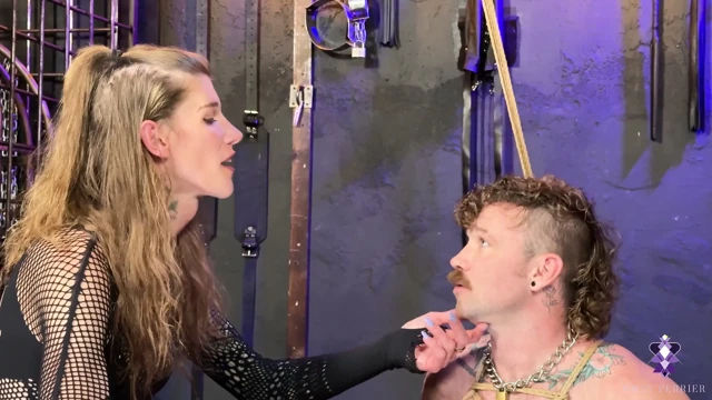 Askıya alındı, kırbaçlandı ve deri kaplı trans domme tarafından sopalandı