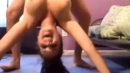 Tatlı kedi suyu ile damlar