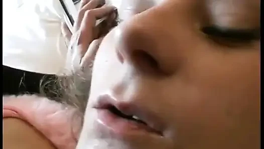 Pencereden muhteşem göğüslerini gösteriyor, ta ki o dayanamayacak kadar oluyor...