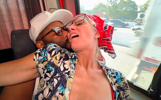 Şanslı adam yaşlı bir kadını sert anal seks için aldı