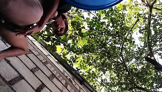 Güzel Kolombiyalı ailesi evdeyken banyoda doyasıya mastürbasyon yapıyor