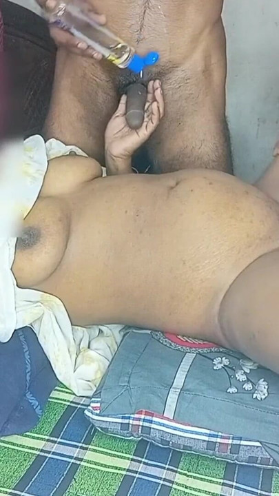 En yeni evli Bangladeşli üvey erkek ve üvey kız kardeş -üvey kız kardeş se chudwa rahi thi tabhi üvey anne mera pass'e karşı | Klip 2