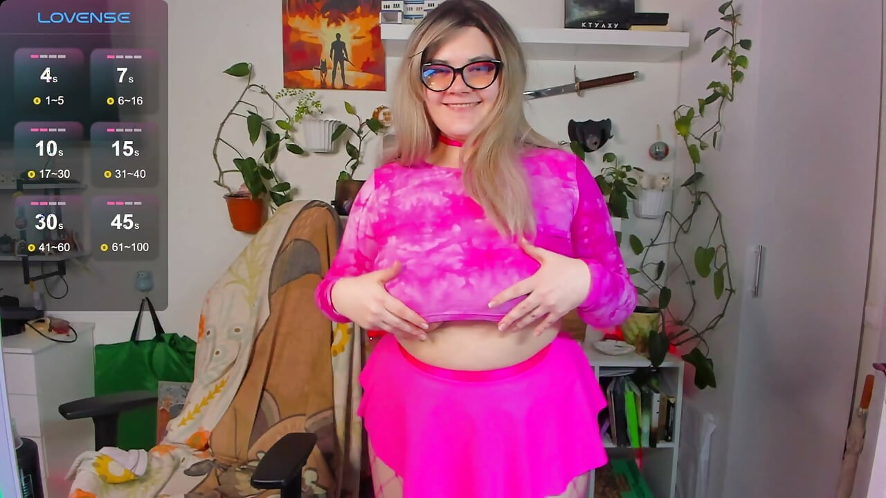 Pembe giyinmiş sevimli tombul kız seksi dans ediyor
