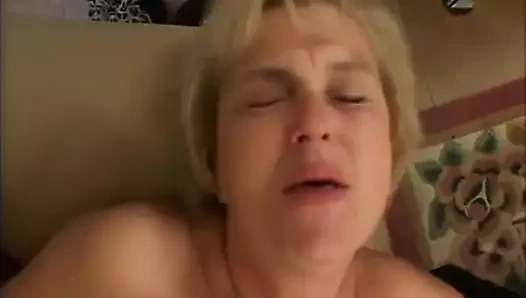 İyi sikilmesi gereken büyük memeli, düzgün vücutlu bir genç erkek avcısıyım