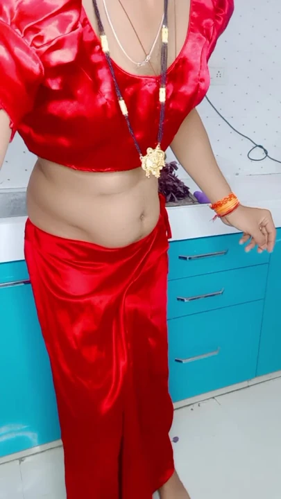 Ateşli üvey annem seksi saten bluz giyiyor