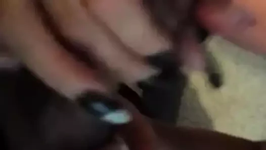 Beyaz - olgun sarışın karısı emmek ve ağzına boşalmak için inme