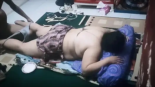 Kilolu dul kadın masaj sırasında azıyor