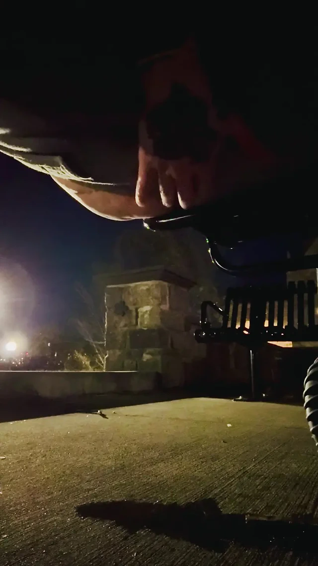 Kalabalık bir halka açık alanda işiyor