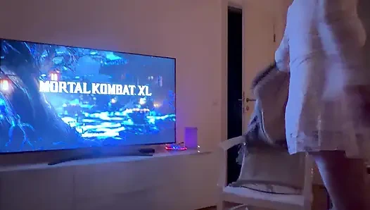 Azgın arkadaş komşum tarafından sikiliyor
