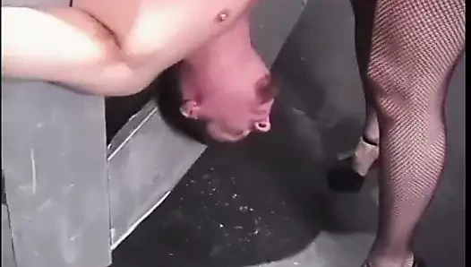 Lateksli dominatrix zindanda sert yarak ve taşakları azdırmayı seviyor